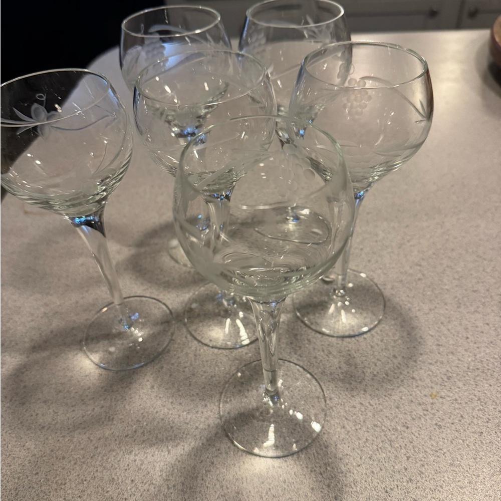 Vintage Elegant Clear Wine Glass Set with Etched Grapes‎